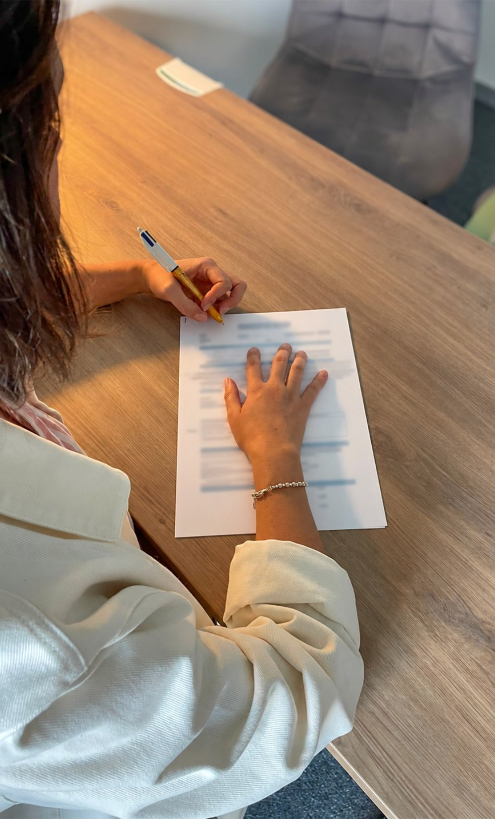 florence hery rédigeant un compte rendu de naturopathie