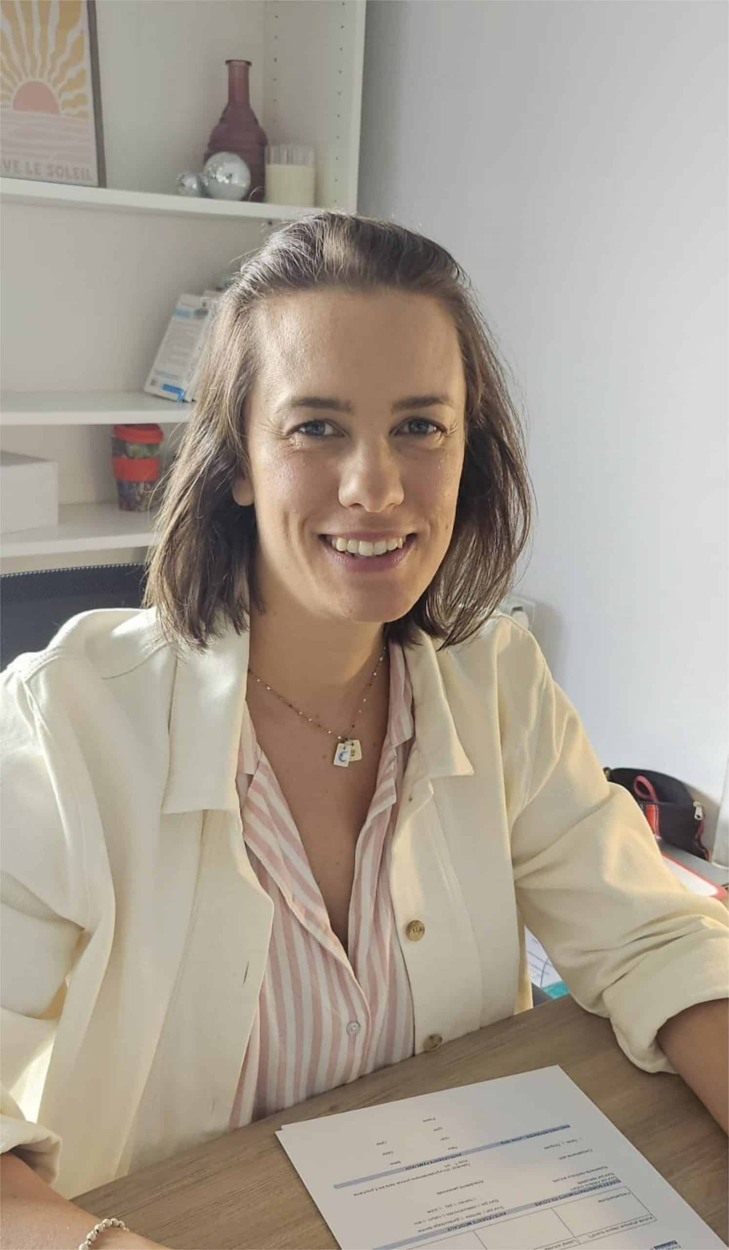 florence hery souriante devant son bureau de naturopathie